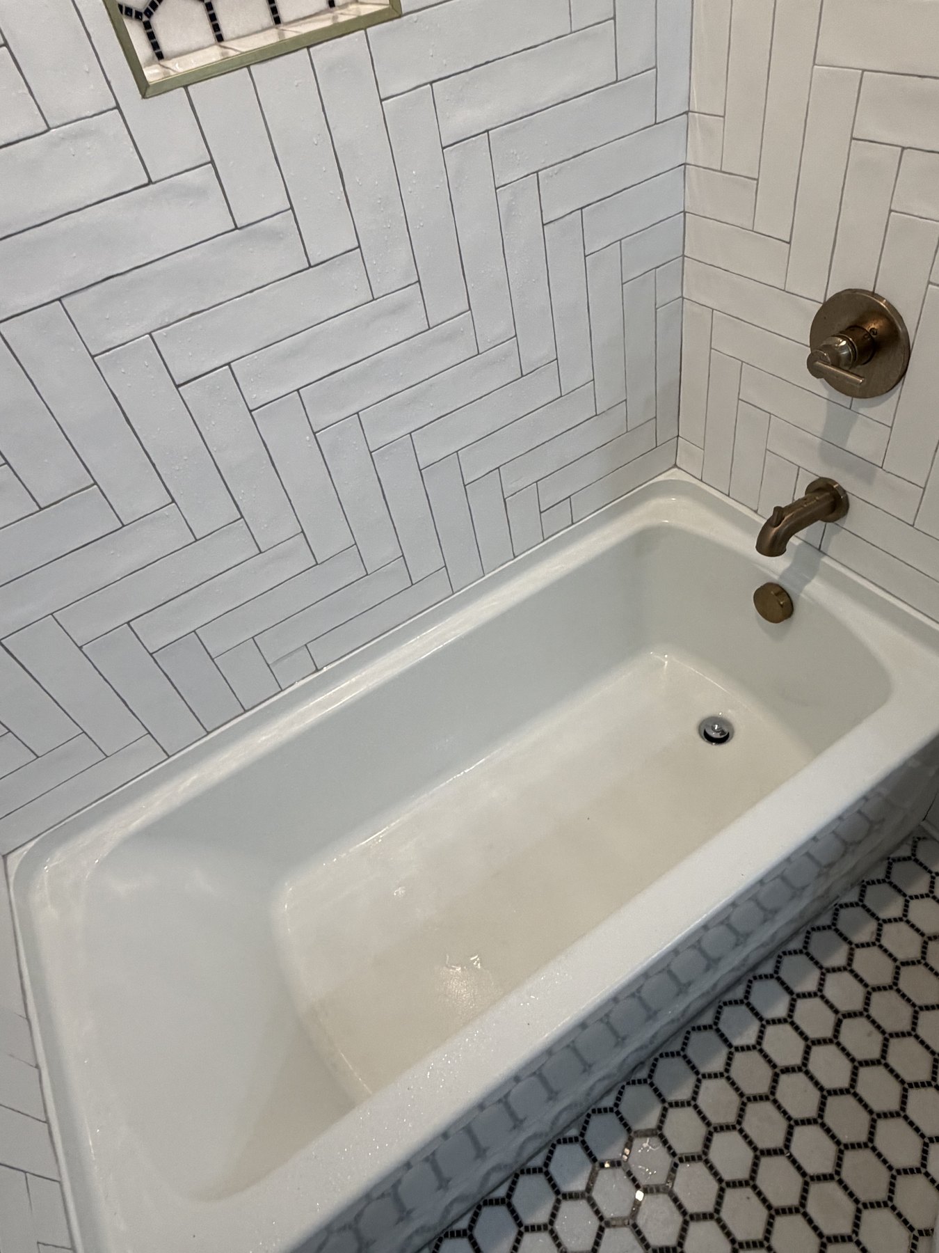 Bathtub tile detail cleaned by Klinner