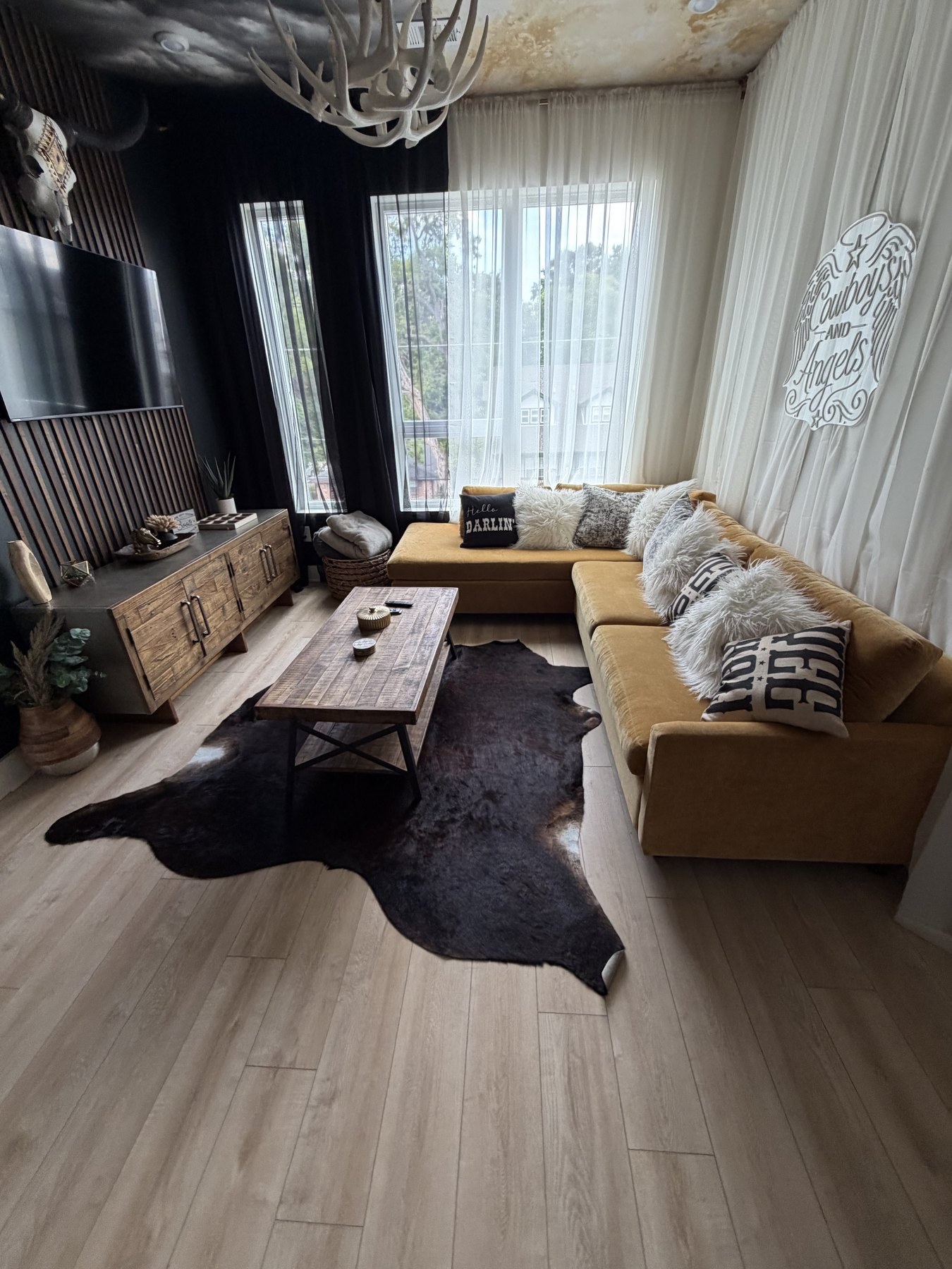 Living room maintained with recurring cleaning